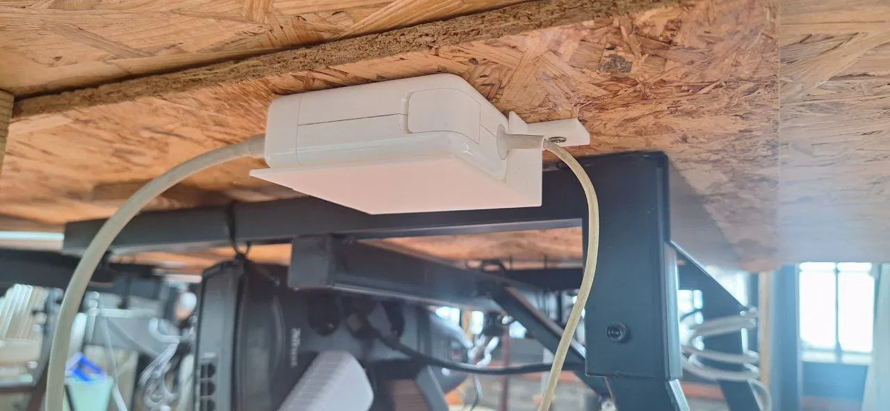 Giá đỡ cục sạc Macbook treo tường gọn gàng cho bàn làm việc - Image 4