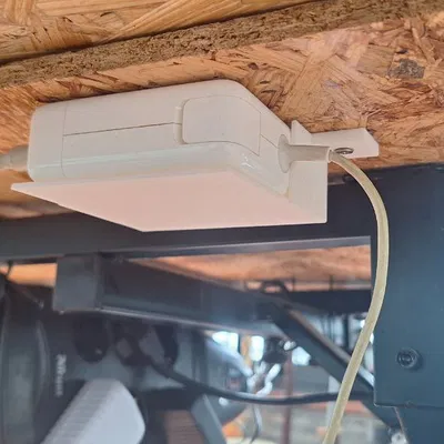 Giá đỡ cục sạc Macbook treo tường gọn gàng cho bàn làm việc