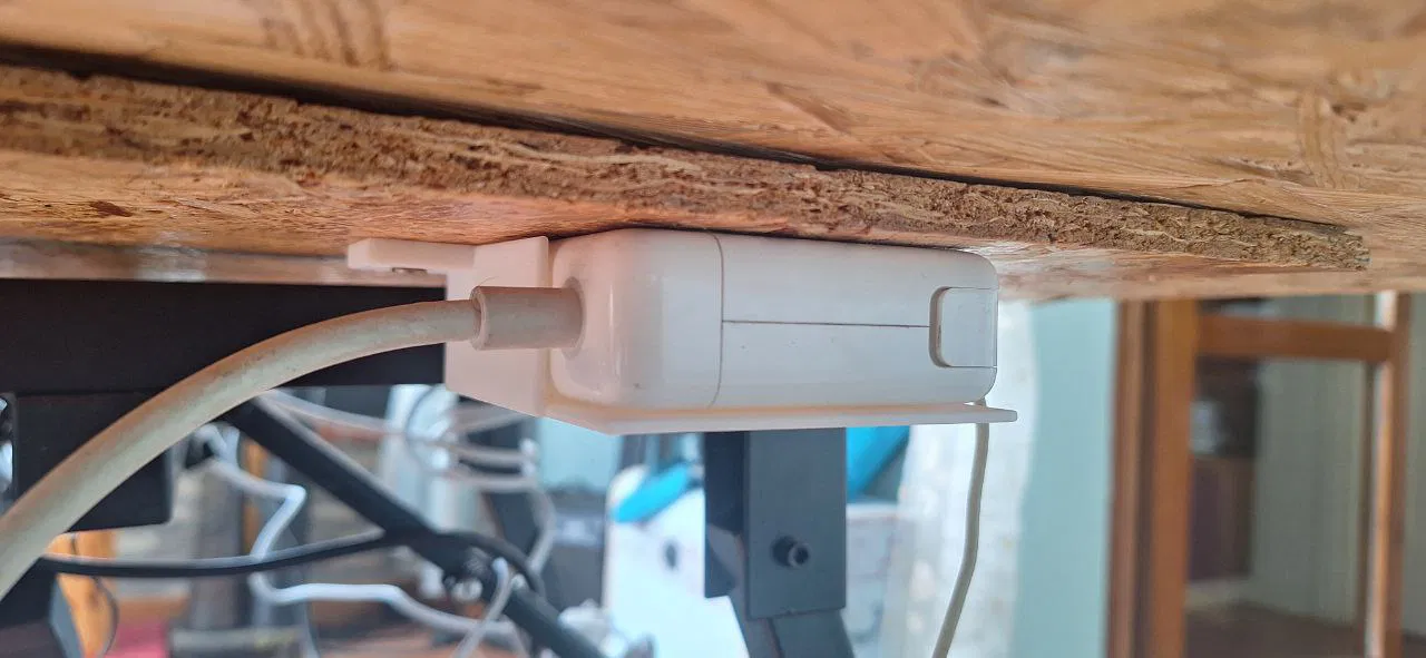 Giá đỡ cục sạc Macbook treo tường gọn gàng cho bàn làm việc - Image 5