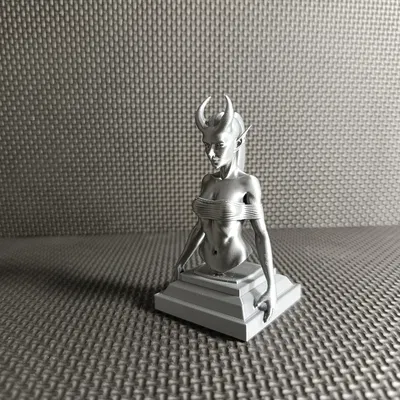 Levitating Demoness - Tượng Nữ Quỷ Ma Mị Đầy Cuốn Hút