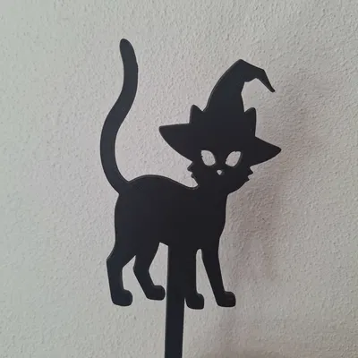 24. Chú mèo ma quái đội mũ