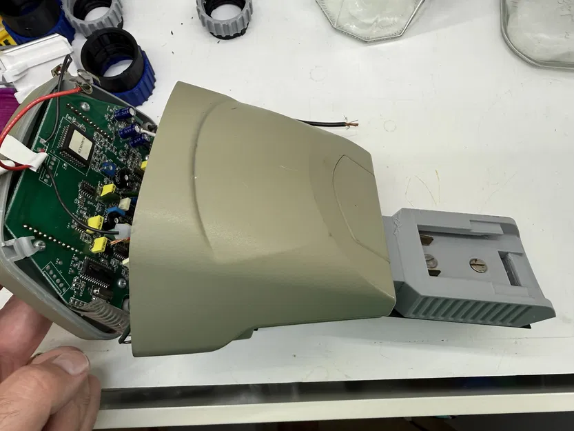 Ngàm chuyển đổi máy dò kim loại Discovery 3300 sang pin DeWalt - Image 5