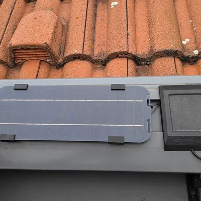 Giá đỡ tấm pin mặt trời và cảm biến mưa điều chỉnh được cho cửa sổ Velux