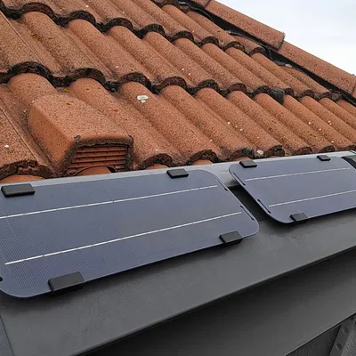 Giá đỡ tấm pin mặt trời và cảm biến mưa điều chỉnh được cho cửa sổ Velux