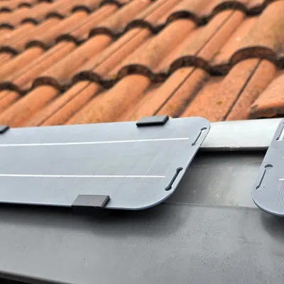 Giá đỡ tấm pin mặt trời và cảm biến mưa điều chỉnh được cho cửa sổ Velux