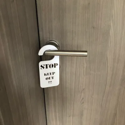 Bảng treo cửa "Stop Keep Out" - Phụ kiện bảo vệ không gian riêng tư