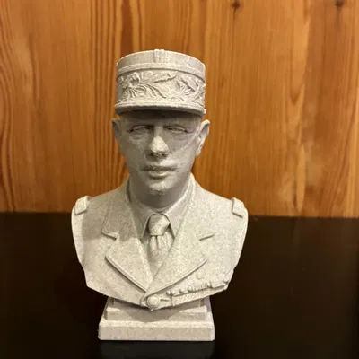 Tượng bán thân Tướng Charles de Gaulle - Phiên bản mặc quân phục và đội mũ Képi