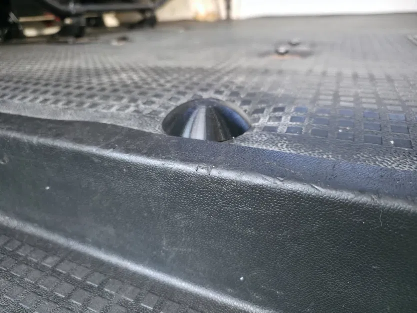 Nắp che ngàm bắt ghế cho VW T4 (Transporter, Caravelle) - Image 1