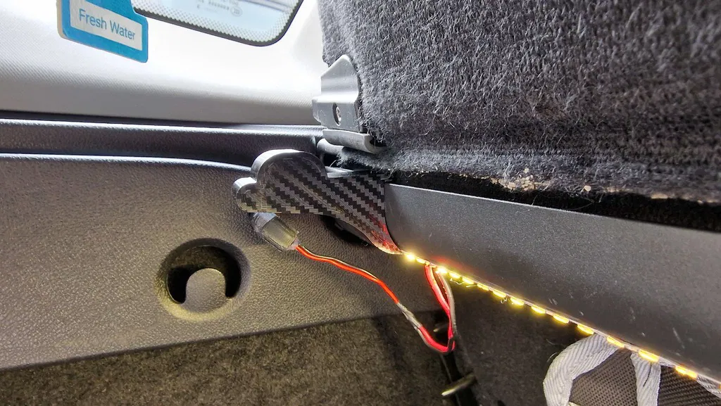 Ngàm đỡ tấm che khoang hành lý cho Renault Megane 3 (In 3D) - Image 1