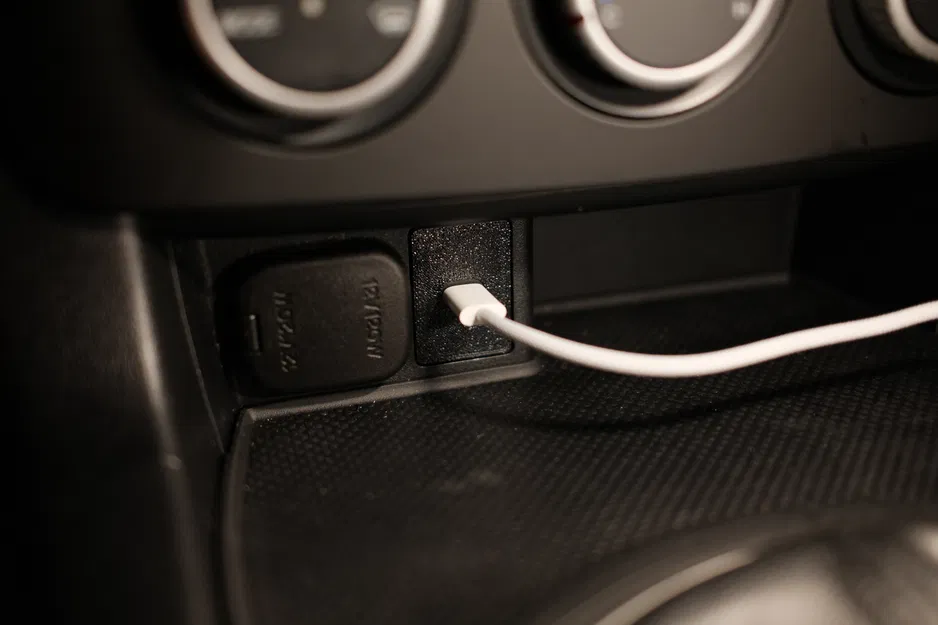 Ngàm gắn cổng USB-C cho Mazda NC Miata (Dành cho đầu Sony XAV) - Image 1
