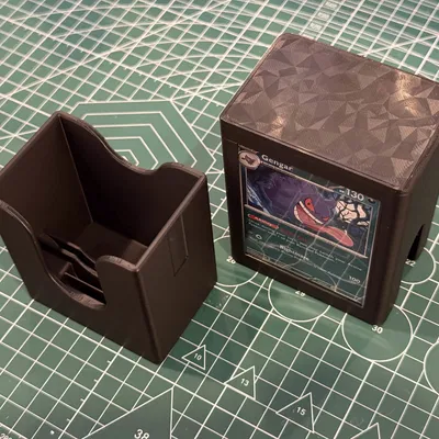 Hộp Đựng Bài Pokemon V1 (Có Cửa Sổ & Khe Để Xu) Chứa 60+ Lá