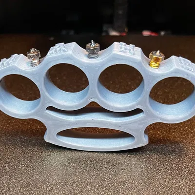 Maker's Knuckle Duster - Dụng cụ giữ nozzle độc lạ