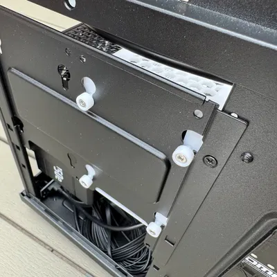 Khung gắn 8 ổ cứng SSD