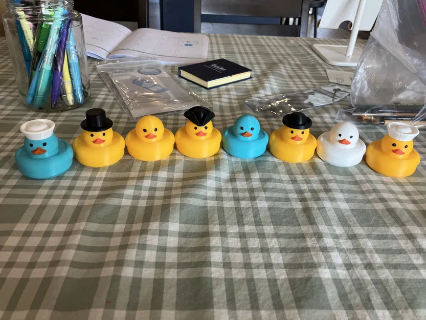 Mô hình Vịt cao su đội mũ kèm bảng tên Jeep - Image 1