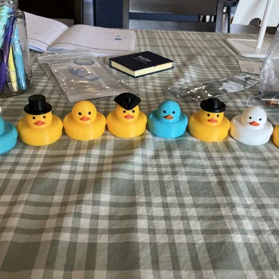 Mô hình Vịt cao su đội mũ kèm bảng tên Jeep