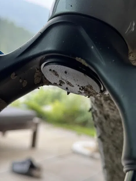 Ốp gắn AirTag cho phuộc FOX 36 trên AMFLOW PL - Image 1