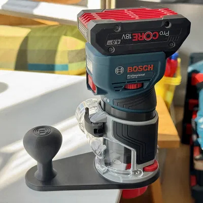 Đế máy phay Bosch GKF 18V-8 với bộ hút bụi xoay