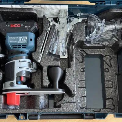 Đế máy phay Bosch GKF 18V-8 với bộ hút bụi xoay