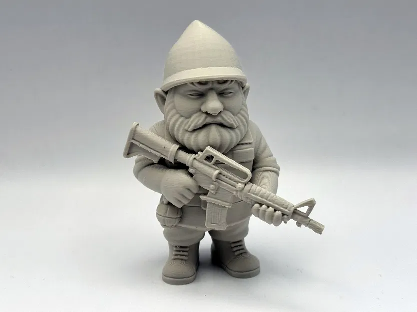 Chú Lùn Làm Vườn Quân Đội (Military Garden Gnome) - Image 1