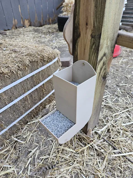 Máng ăn sỏi cho gà (Chicken Grit Feeder) - Image 1