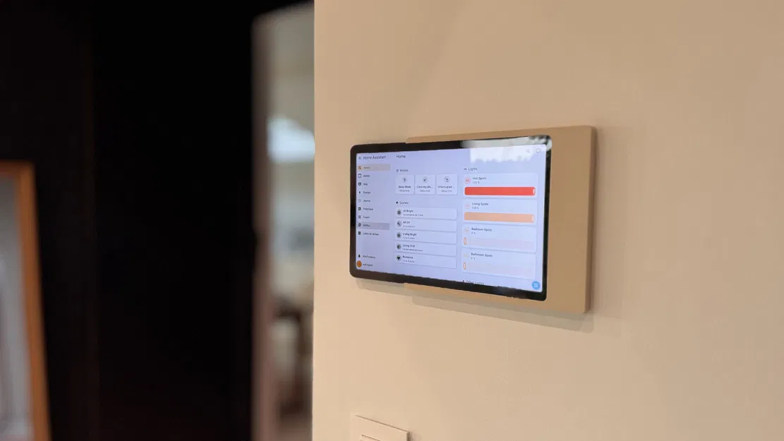 Giá treo tường cho máy tính bảng Lenovo M10 3rd Gen - Image 1