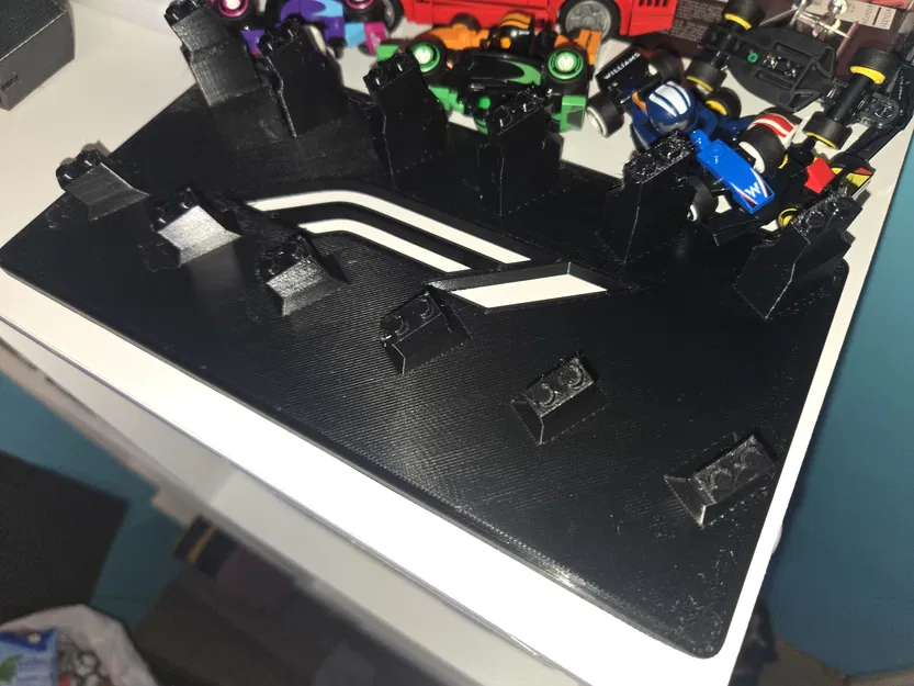 Giá trưng bày xe đua F1 mini với logo độc đáo cho người hâm mộ Lego - Image 2