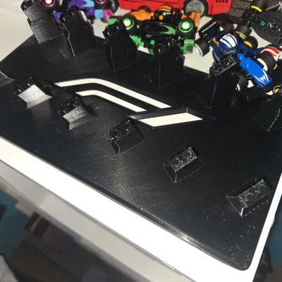 Giá trưng bày xe đua F1 mini với logo độc đáo cho người hâm mộ Lego