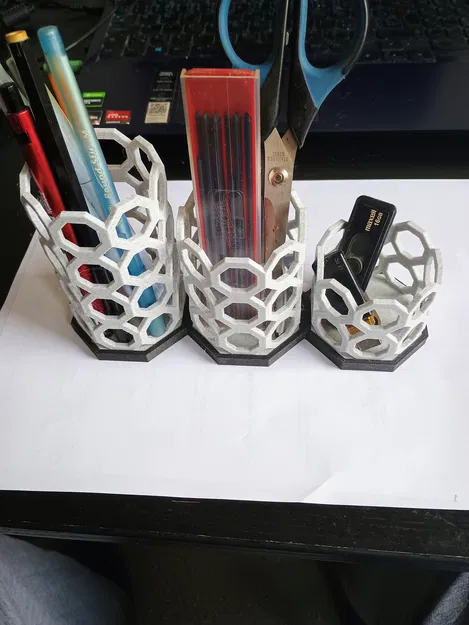 Khay cắm bút 3D thiết kế lưới tổ ong hiện đại, in không cần hỗ trợ - Image 1