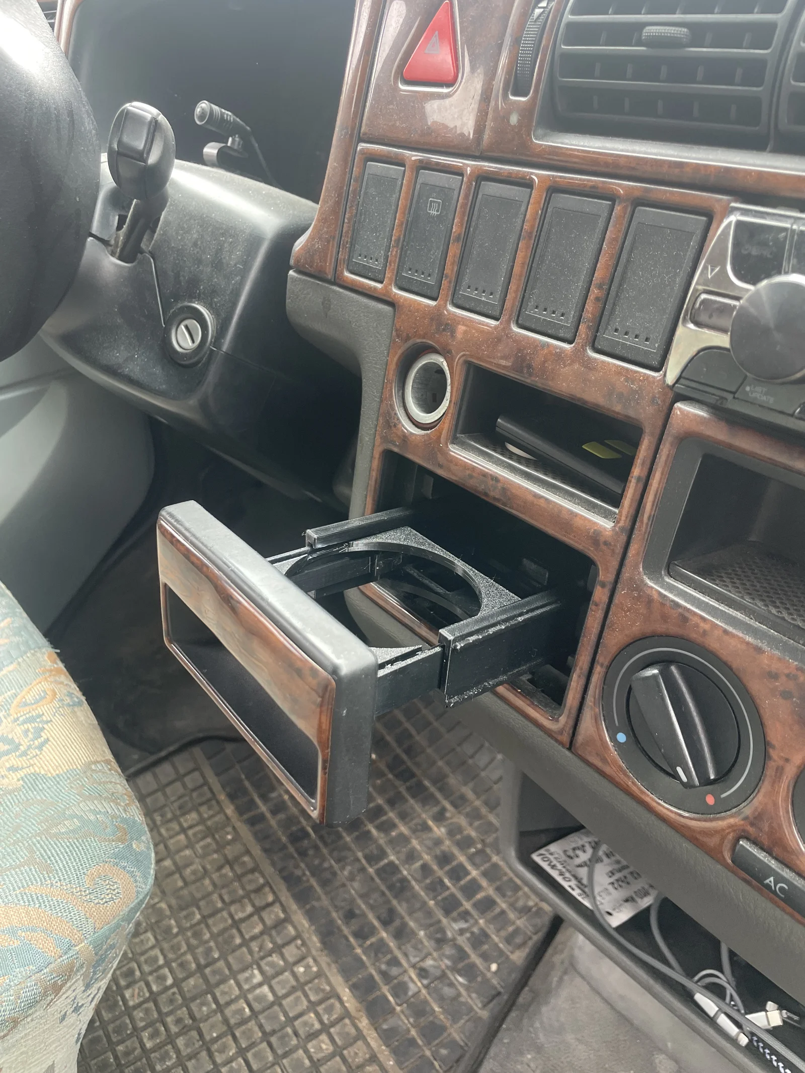 Khay để ly cho VW T4 tích hợp nắp gạt tàn nguyên bản 1