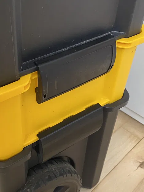 Chốt khóa bên hông cho thùng đồ nghề Stanley (19500300) - Image 1