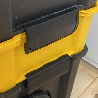 Chốt khóa bên hông cho thùng đồ nghề Stanley (19500300)