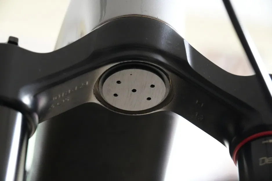 Ngàm gắn AirTag & Moto Tag cho ống cổ xe đạp MTB 31.9mm - Image 4