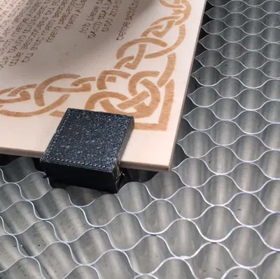 Kẹp cố định 10mm cho bàn cắt laser (Honeypanel Clip)