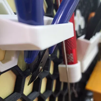 Giá treo kìm cắt (Flush Cutters Holder) tối ưu cho bảng Honeycomb Storage Wall