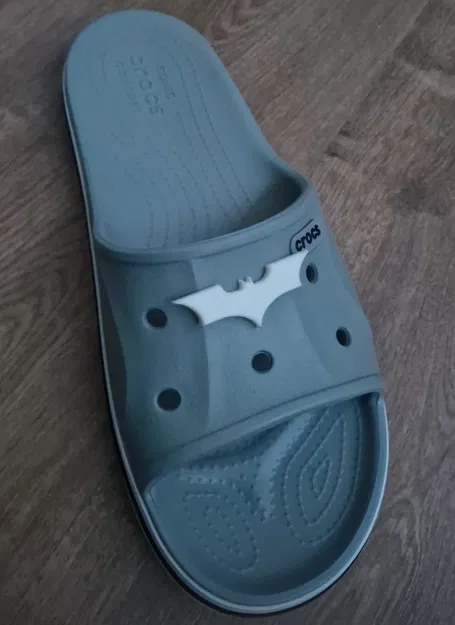 Phụ kiện trang trí dép Crocs hình logo Batman siêu cá tính - Image 1