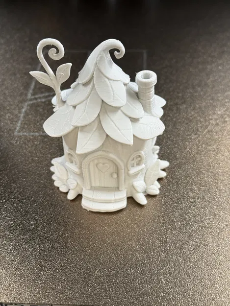 Nhà trong gốc cây với mái lá - Image 1