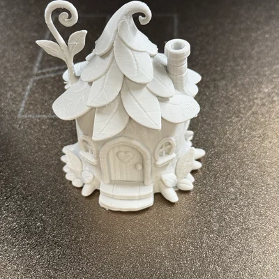 Nhà trong gốc cây với mái lá