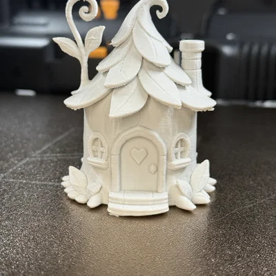 Nhà trong gốc cây với mái lá