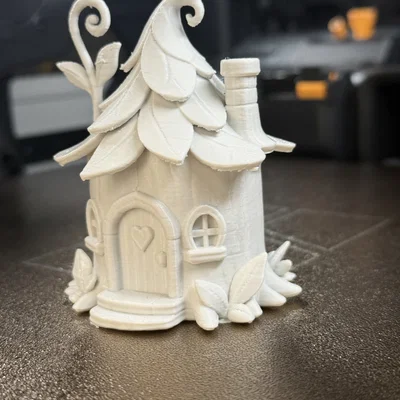 Nhà trong gốc cây với mái lá