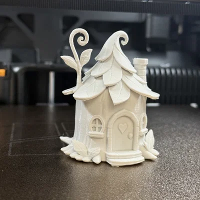 Nhà trong gốc cây với mái lá