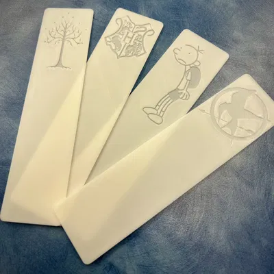 Bộ sưu tập kẹp sách (bookmark) với các logo in dập chìm