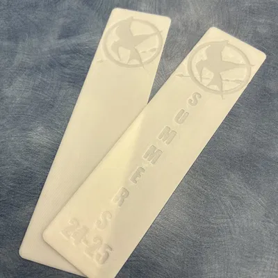 Bộ sưu tập kẹp sách (bookmark) với các logo in dập chìm