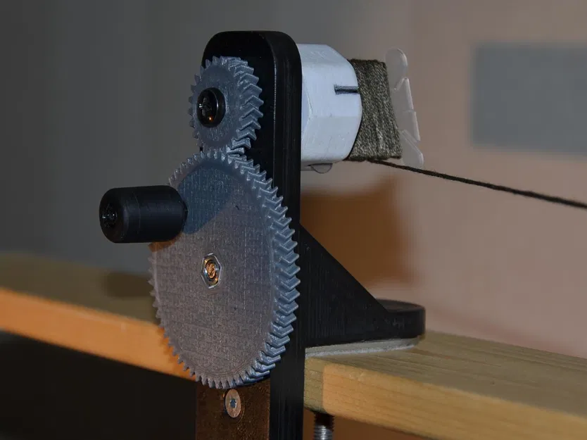 Dụng cụ quay cuộn chỉ thêu (Embroidery floss bobbin winder) - Image 1