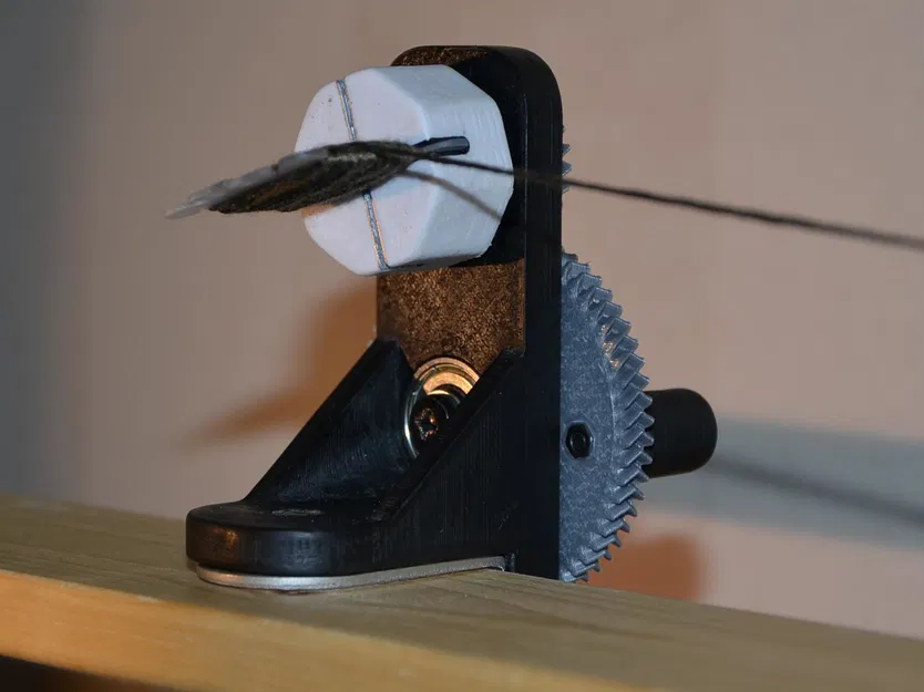 Dụng cụ quay cuộn chỉ thêu (Embroidery floss bobbin winder) - Image 2