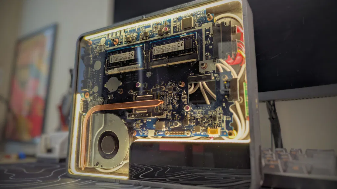 Vỏ Laptop Cũ Tùy Biến (Old Laptop Custom Case) - Image 1