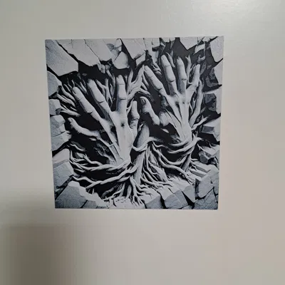 Tác phẩm HueForge: Bàn tay phá tường (Broken Wall Hands)