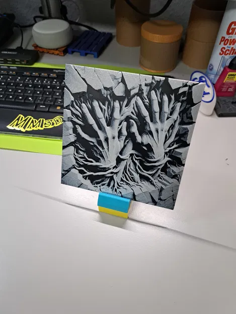 Tác phẩm HueForge: Bàn tay phá tường (Broken Wall Hands) - Image 3