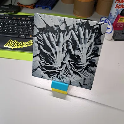 Tác phẩm HueForge: Bàn tay phá tường (Broken Wall Hands)