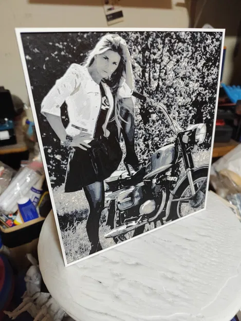 Tranh nghệ thuật 3D cô gái bên xe mô tô - Tác phẩm HueForge ấn tượng - Image 1