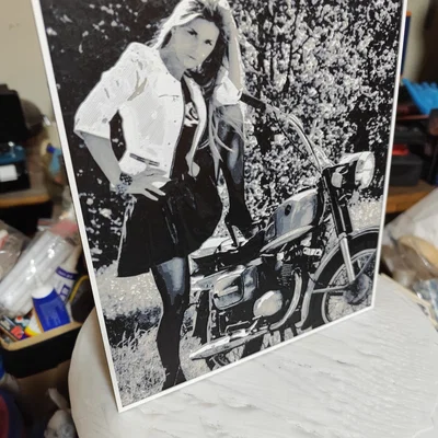 Tranh nghệ thuật 3D cô gái bên xe mô tô - Tác phẩm HueForge ấn tượng